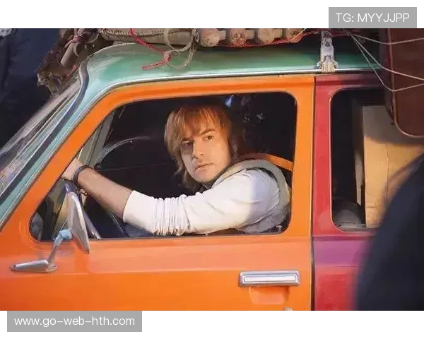 足球补射成功堪称教科书，精妙瞬间令球迷疯狂