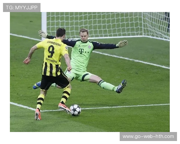 足球门将面对单刀奇迹扑救：守护足球的英雄时刻