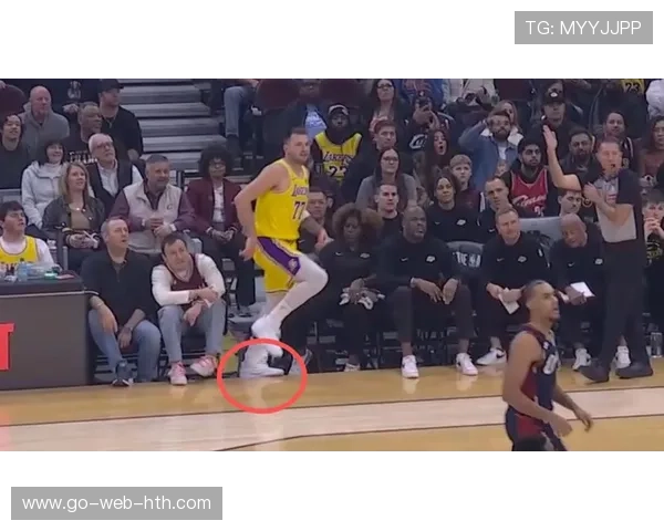 东契奇连续后撤步三分点燃全场